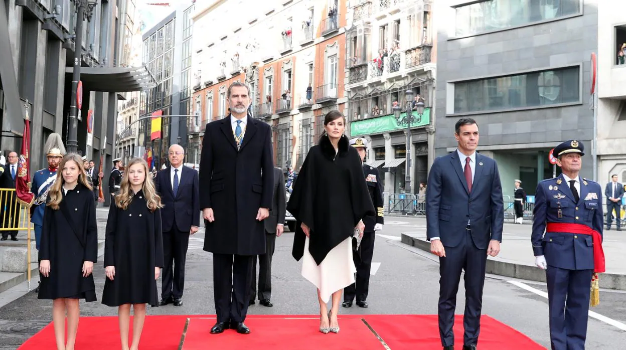 Los Reyes, con sus hijas, el pasado febrero, a su llegada al Congreso de los Diputados