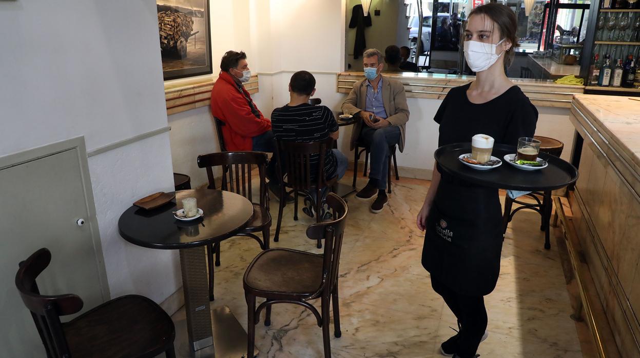 Interior de una cafetería de Santiago, este lunes