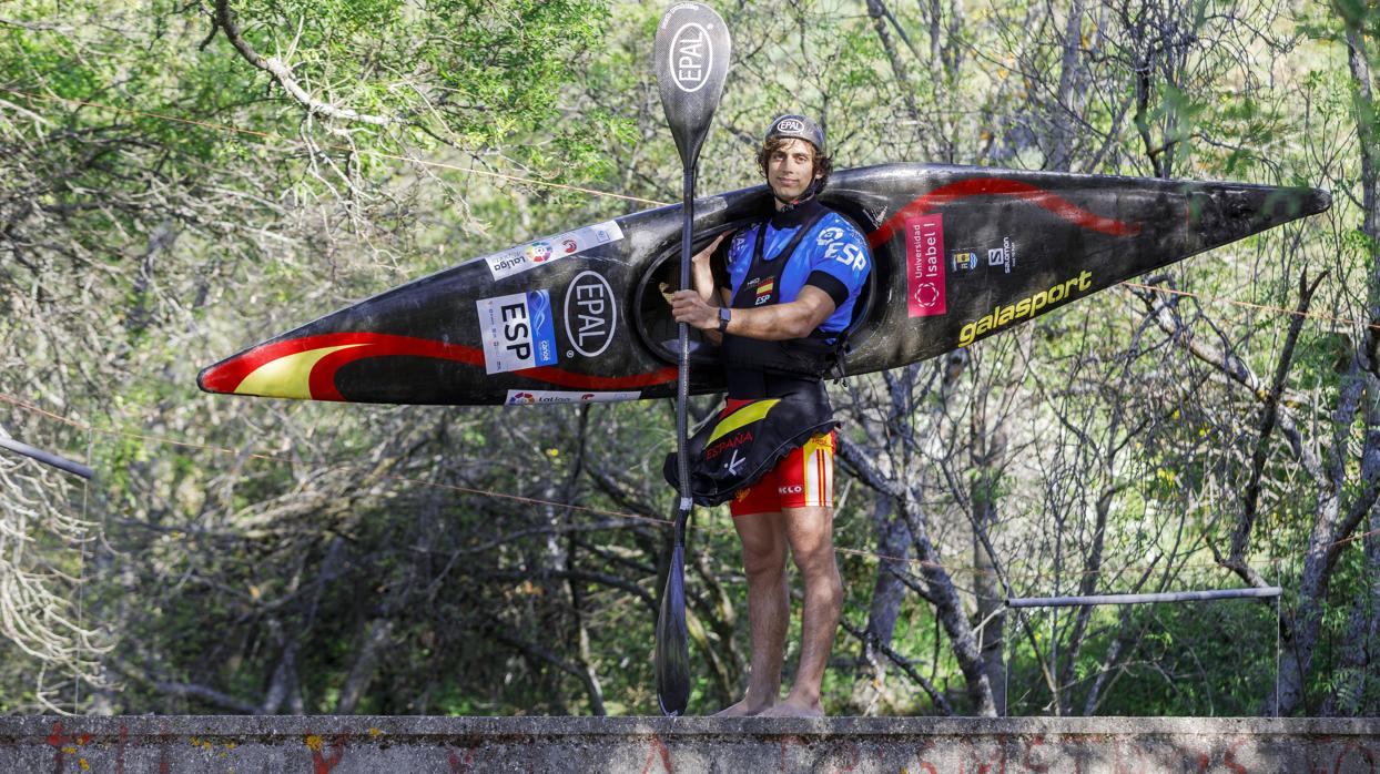 David Llorente posa junto a su piragua en una imagen de archivo