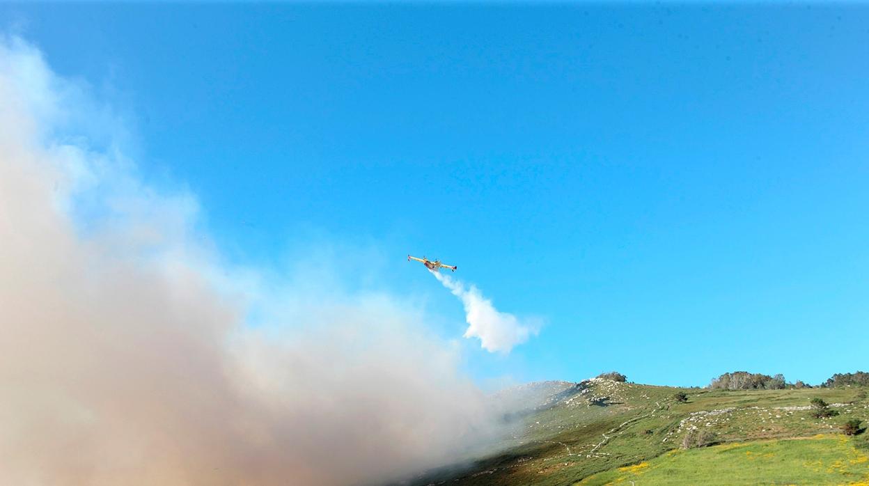 Labores de extinción del incendio forestal en la zona de Bens en La Coruña