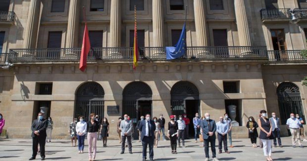 Vista de los parlamentarios de Navarra durante el minuto de silencio por las víctimas de la Covid19.