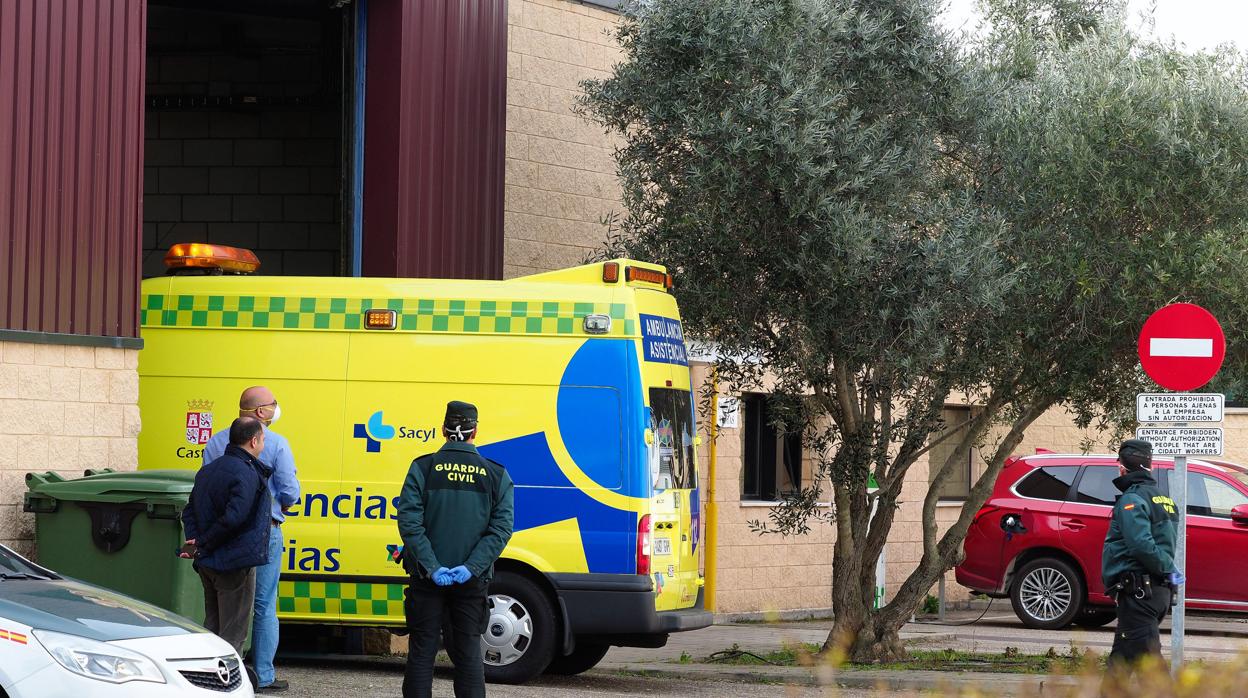 Una ambulancia del 112 en las instalaciones de Cidaut en el Parque tecnológico de Boecillo, en el momento en que el ingenerio iraní era trasladado al hospital