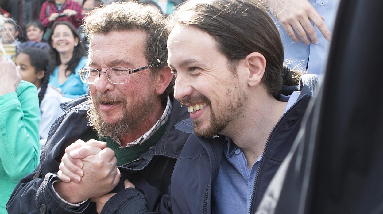 Pablo Iglesias y su padre, Javier Iglesias, en un acto de campaña de Podemos en Zamora en 2015