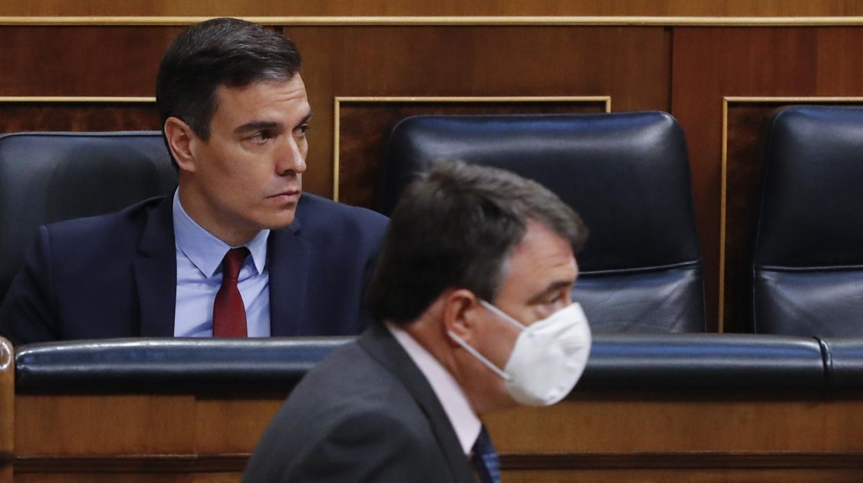 Pedro Sánchez, junto al portavoz del PNV en el Congreso, Aitor Esteban