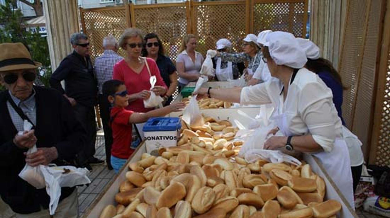 Entrega de panecillos bendecidos en el Santo Voto de Puetollano, en una edición anterior