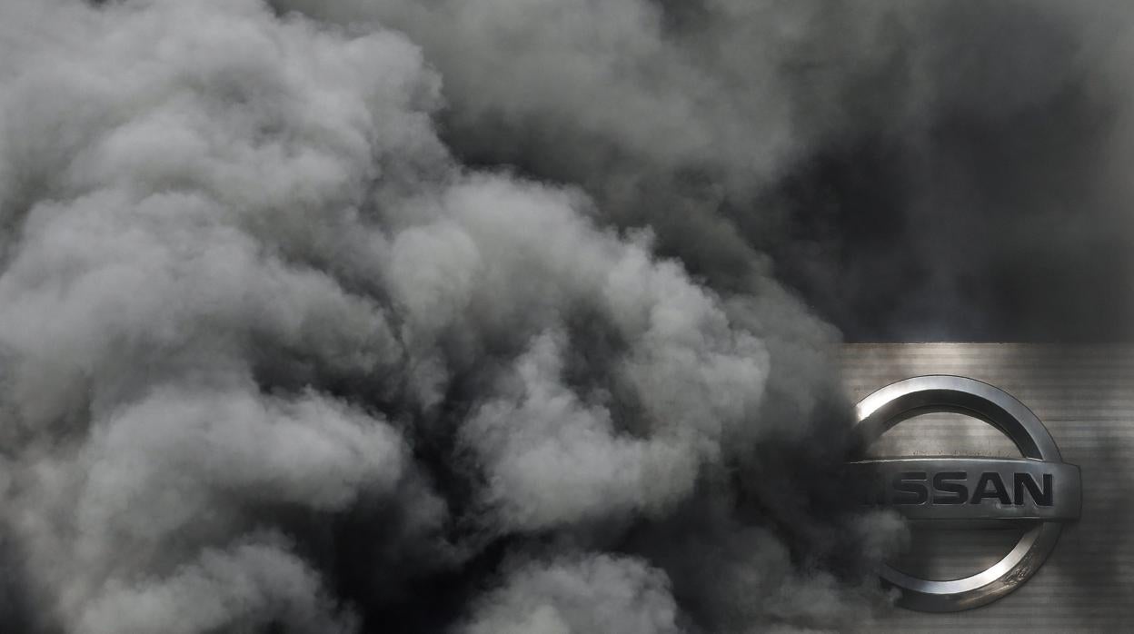 Humareda ante una planta de Nissan en Barcelona