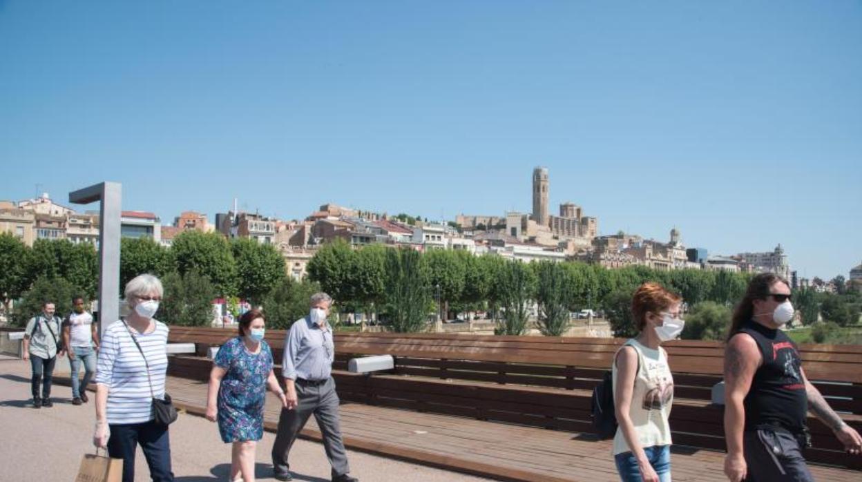 Vecinos de Lleida, paseando este viernes por la capital ilerdense