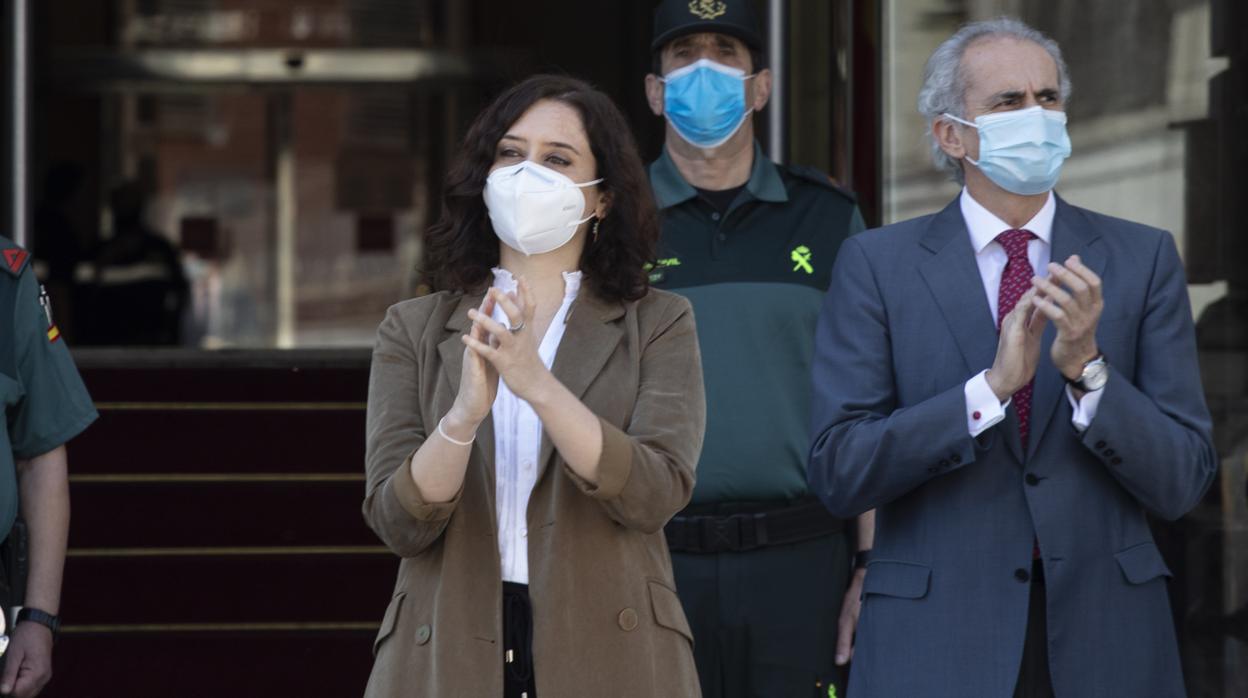 La presidenta madrileña, Isabel Díaz Ayuso, durante el minuto de silencio por las víctimas del Covid-19