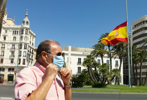 Imagen de una banderra a media asta tomada este jueves en Alicante