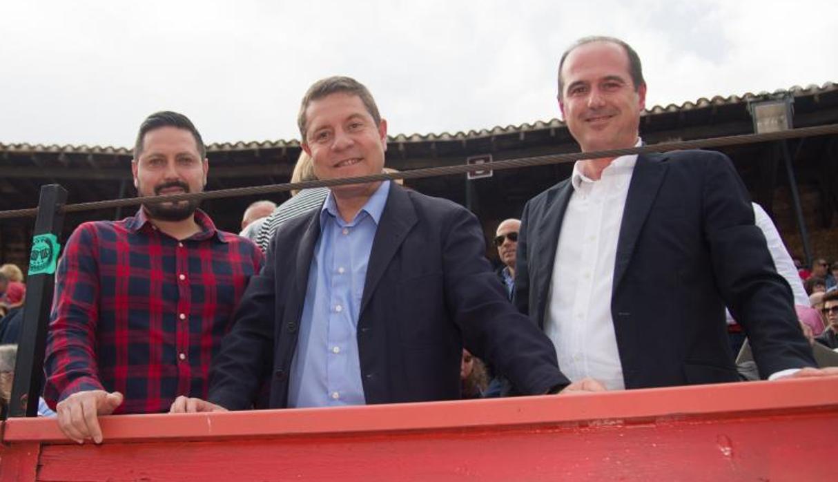 Page (en el centro), en una barrera en la plaza de toros de Brihuega durante la corrida de Primavera de 2018