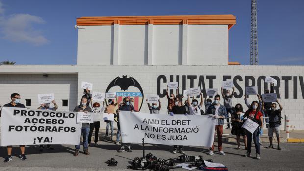 «Con el derecho a la información no se juega»: protesta de los fotoperiodistas valencianos contra la LaLiga