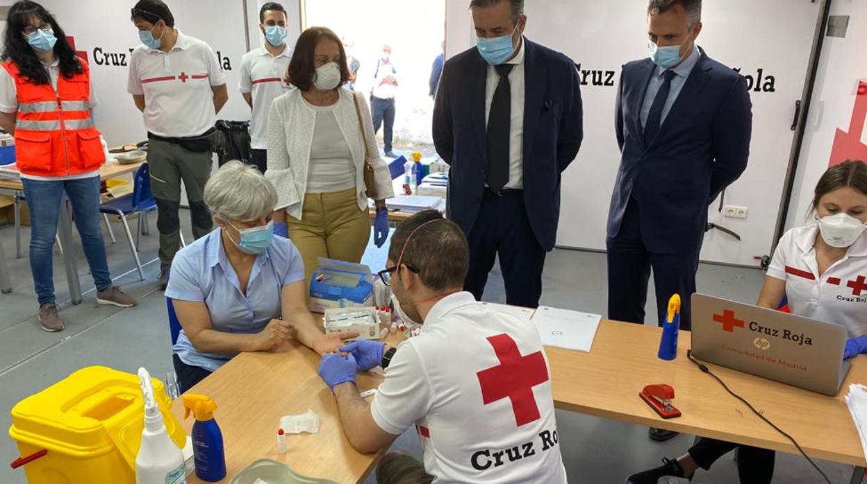 Los miembros de la Cruz Roja llevan a cabo un test rápido de Covid-19