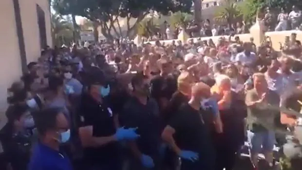 El multitudinario entierro de un motorista que ha causado indignación en Tenerife