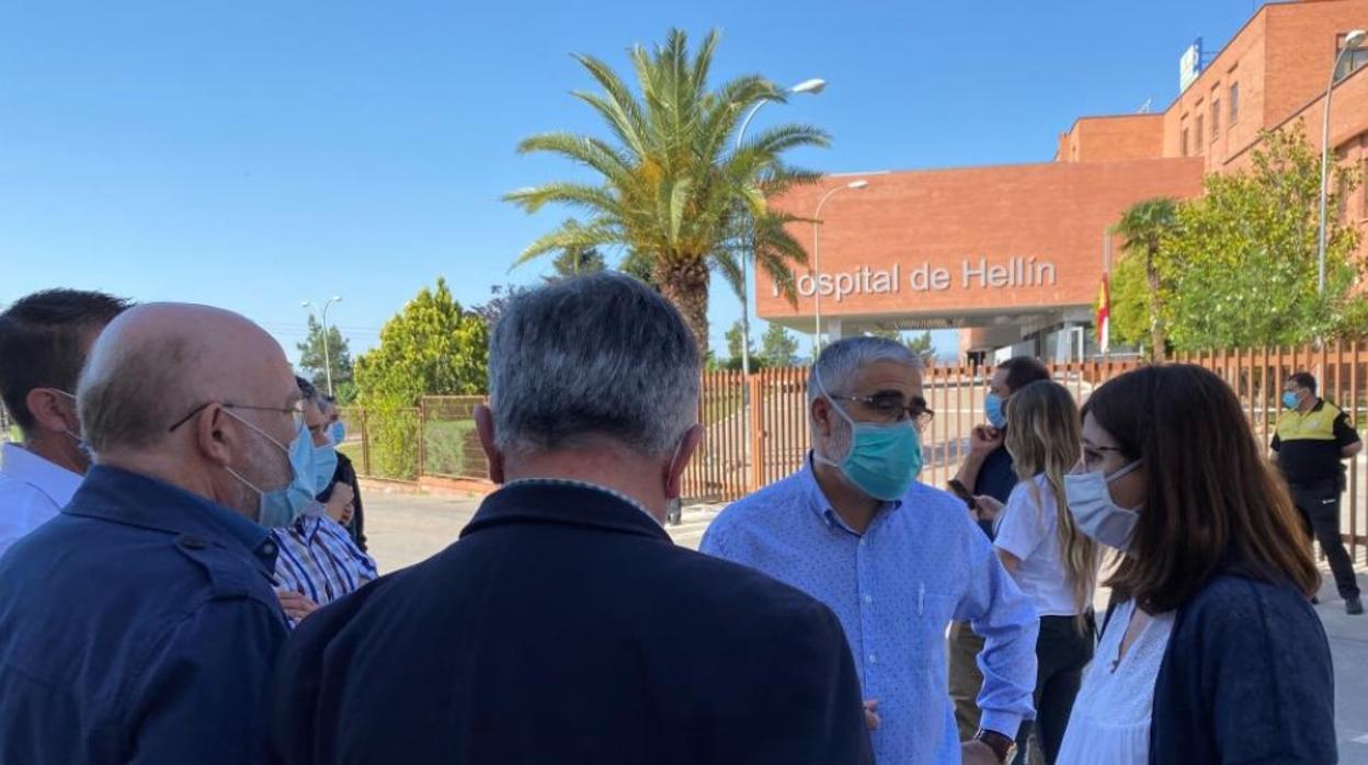 Visita de las autoridades políticas y sanitarias al hospital de Hellín (Albacete)