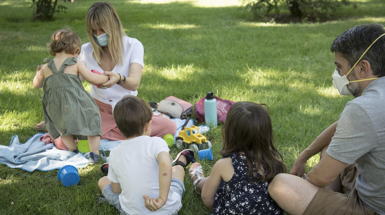 Tere y Daniel se reencuentran en El Retiro con sus respectivos hijos, tras dos meses sin verse