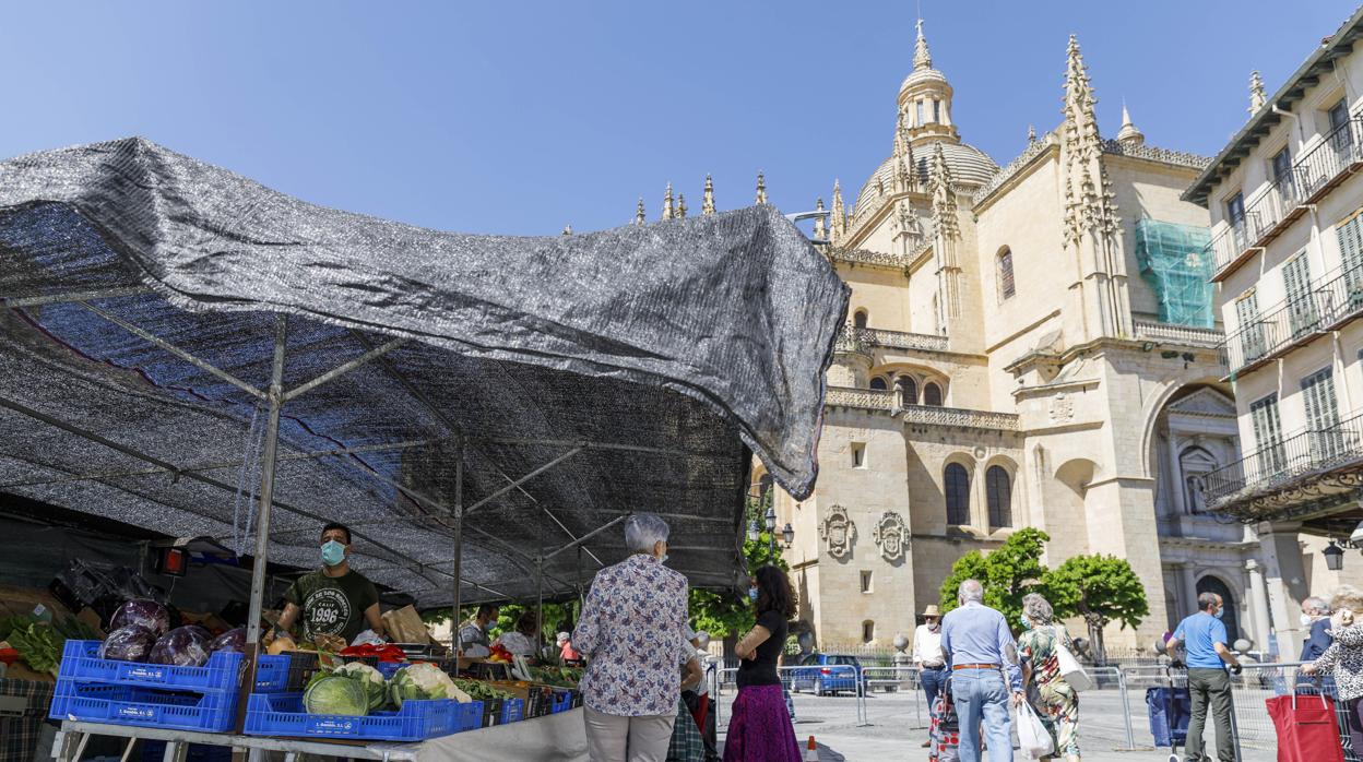 El mercado de los jueves en la Plaza Mayor, reabre en Segovia con total organización