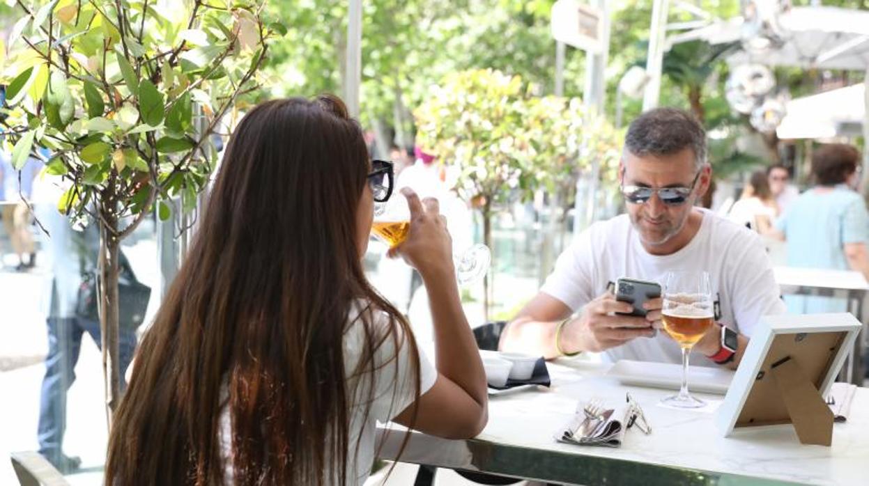 Los primeros clientes de una terraza de Madrid ya en la fase 1 de la desescalada