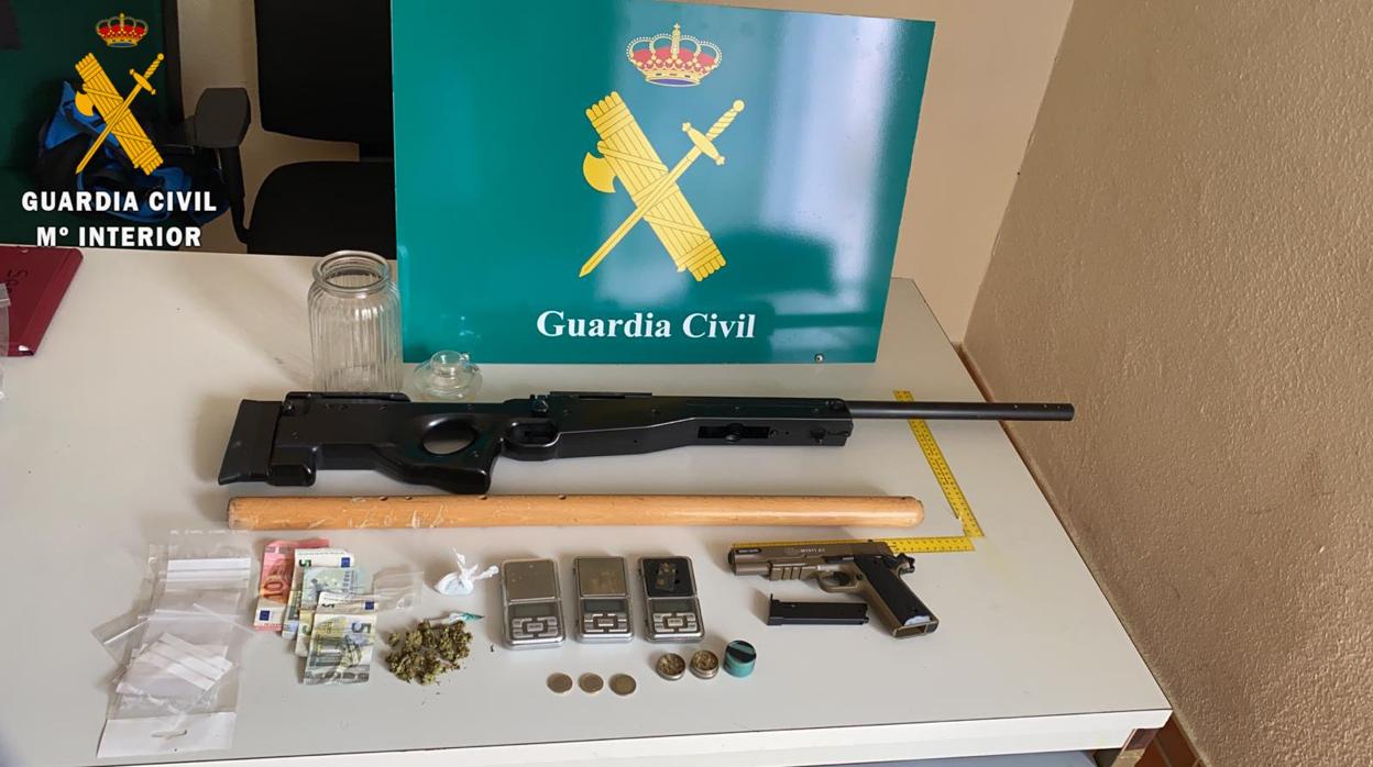 Sancionan a 18 personas por estar de fiesta en un local de Torrijos, donde tenían armas y drogas