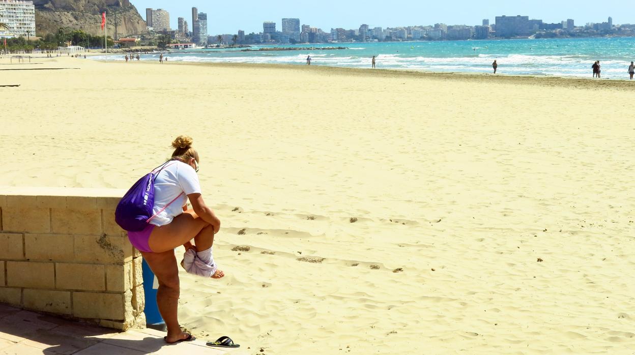 Imagen de la playa del Postiguet de Alicante, una de las que reabrirá en la fase 2 el próximo lunes