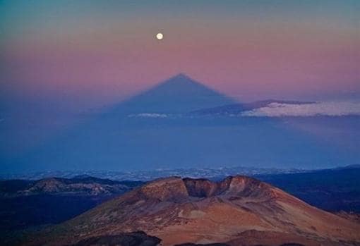 Sombra de EL Teide proyectada en el mar