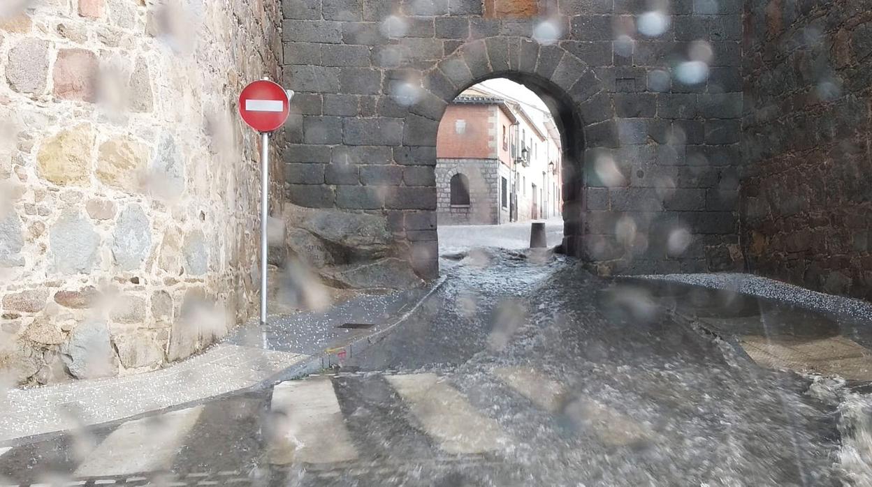 Una fuerte tormenta descarga lluvia y granizo en Ávila