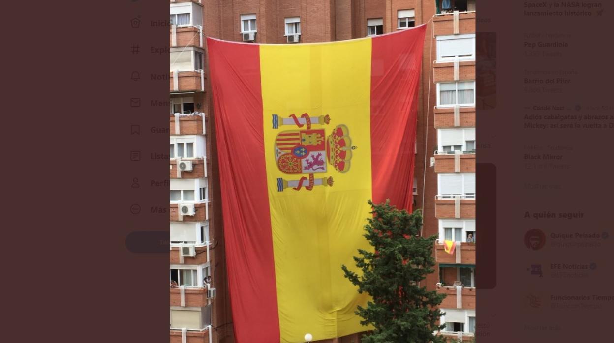 Un bloque de vecinos de Madrid cuelga una bandera de España gigante en su edificio