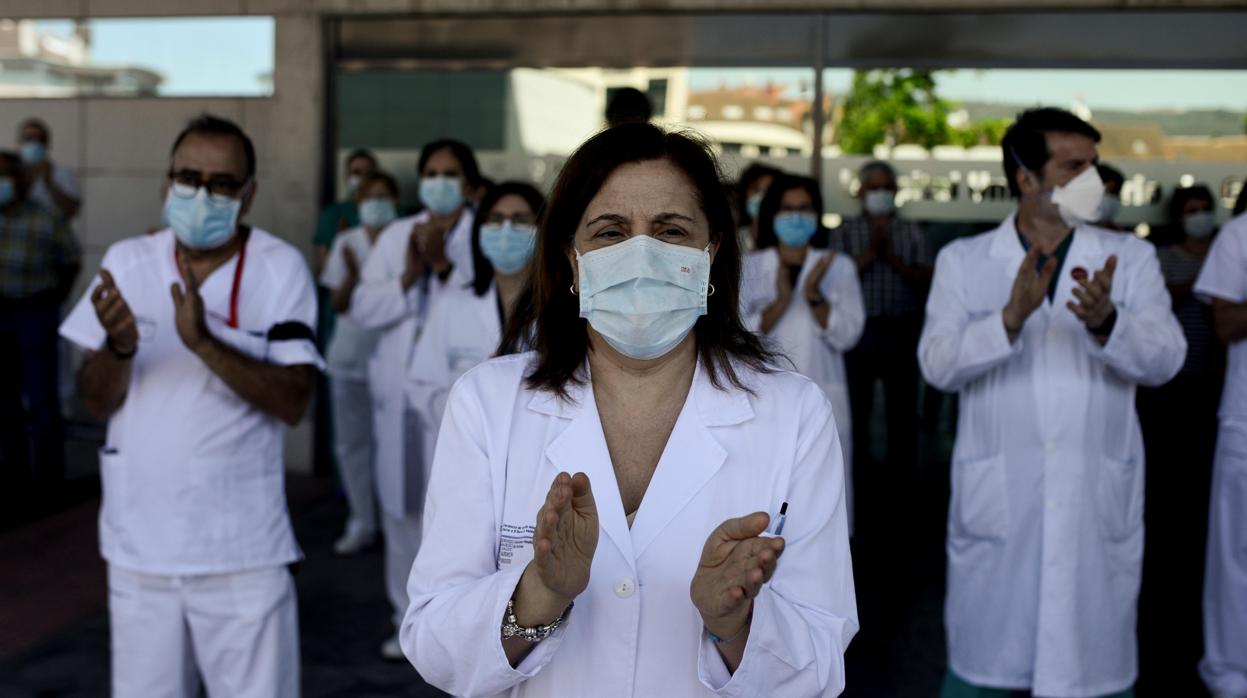 Aplausos tras el minuto de silencio en recuerdo de las víctimas, este miércoles en el Hospital de Orense