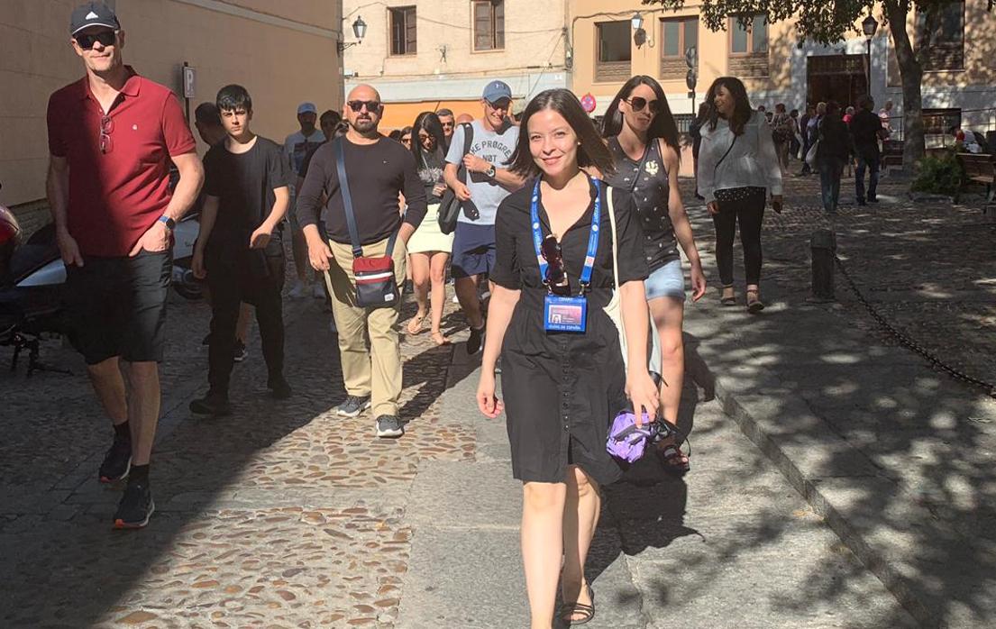 Irene Criado guiando a un grupo de turistas antes de la pandemia