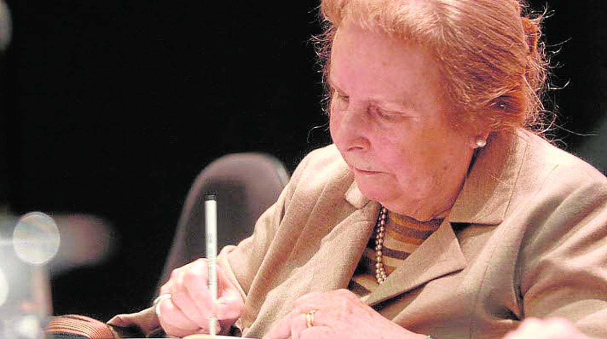 Agustina Bessa-Luís firmando uno de sus libros