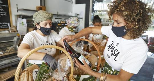 Silene Carvalho, fundadora de Amasa, en su obrador de Las Rozas preparando cestas de pan y productos gourmet a domicilio