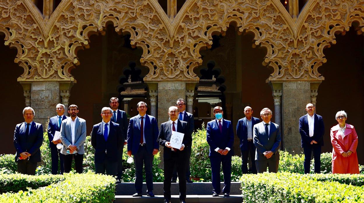 Foto de familia de los firmantes del acuerdo, tras rubricarlo en el Palacio de la Aljafería de Zaragoza