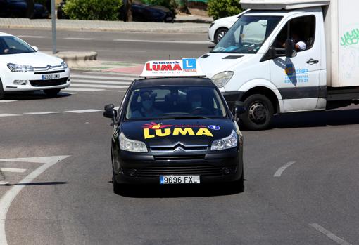 Uno de los coches de la autoescuela Luma que este lunes ha comenzado a impartir clases