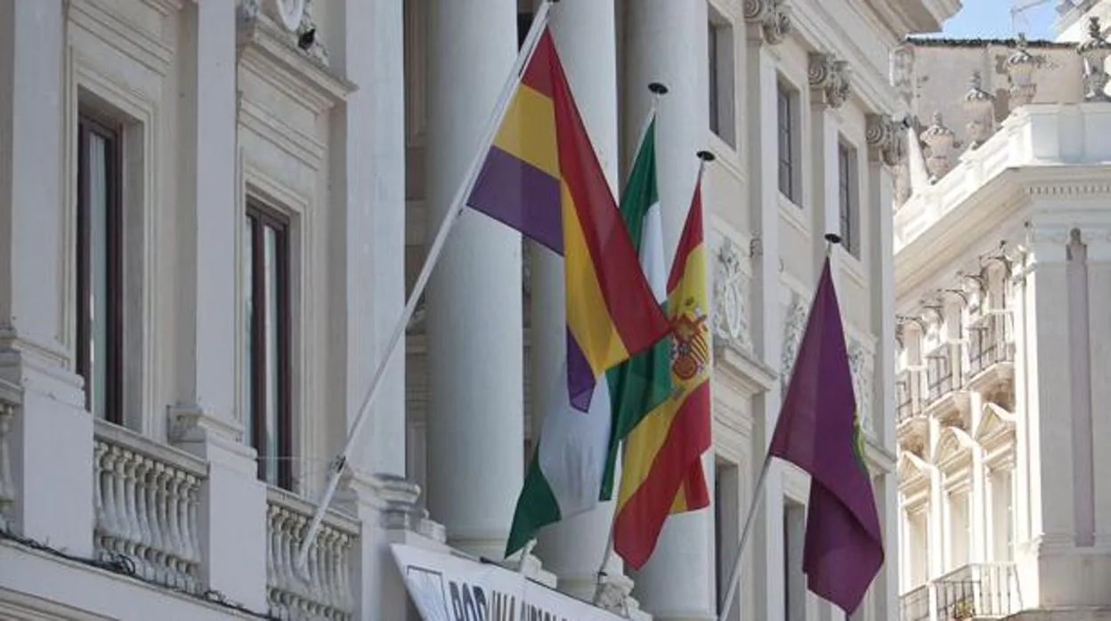 Bandera republicana en el Ayuntamiento de Cádiz, en una imagen de 2016