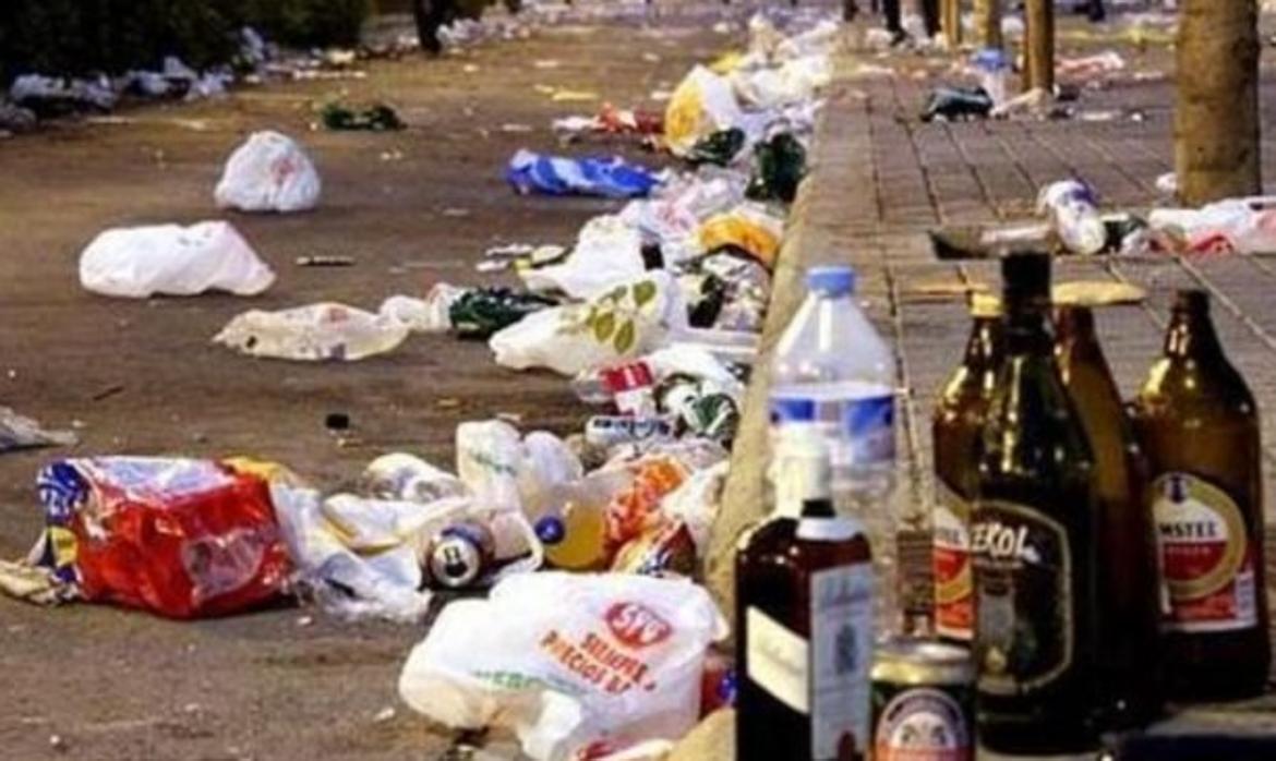 El multitudinario botellón de Tomelloso (Ciudad Real) dejó un rastro de suciedad en la zona del recinto ferial