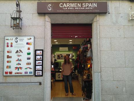 Carmen, a las puertas de su establecimiento, emplazado en la calle Alfonso X El Sabio