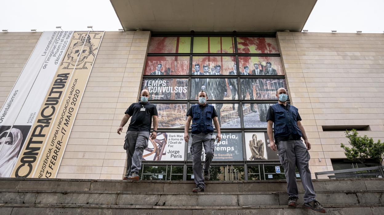 Imagen de los trabajos para la reapertura del IVAM tras el confinamiento por el Covid-19