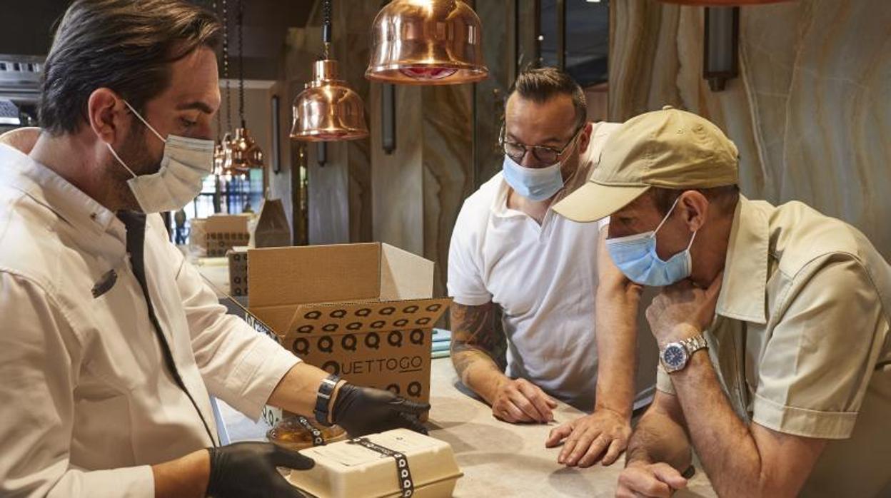 El chef Mario Sandoval, junto con sus hermanos Diego y Rafael, ultiman un pedido de CoquettoGo, su nueva línea de alta gastronomía a domicilio