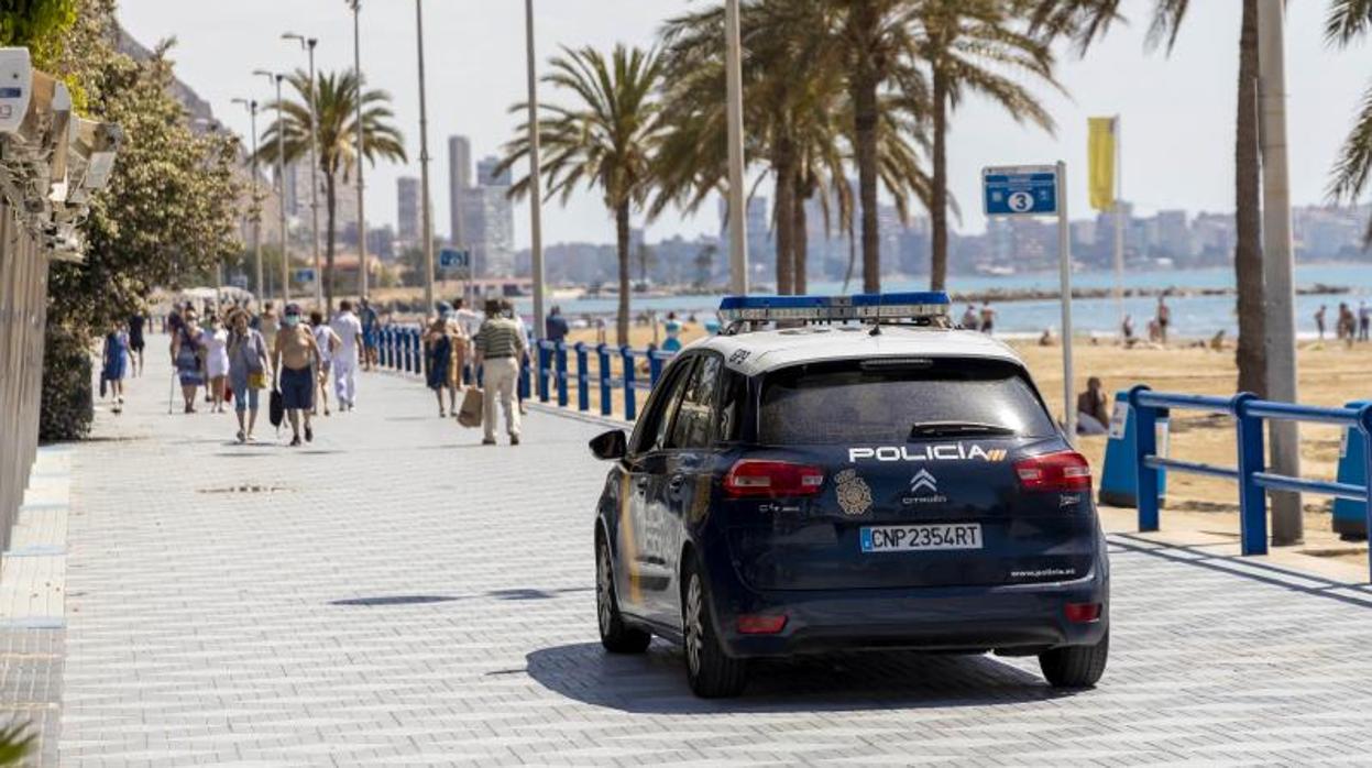 Una patrulla de la Policía Nacional en una playa alicantina, este lunes en el estado de alarma