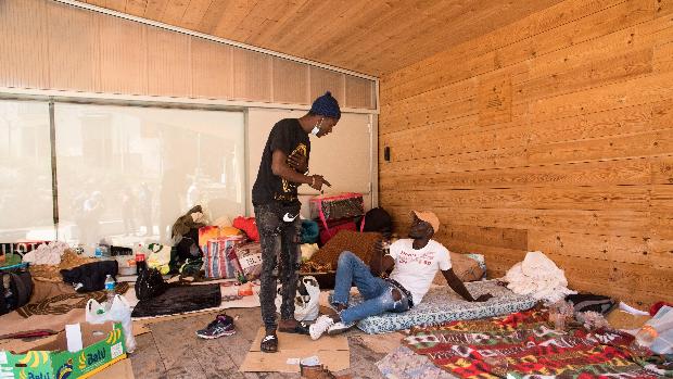 Un futbolista senegalés, al rescate de los temporeros que duermen en las calles de Lérida