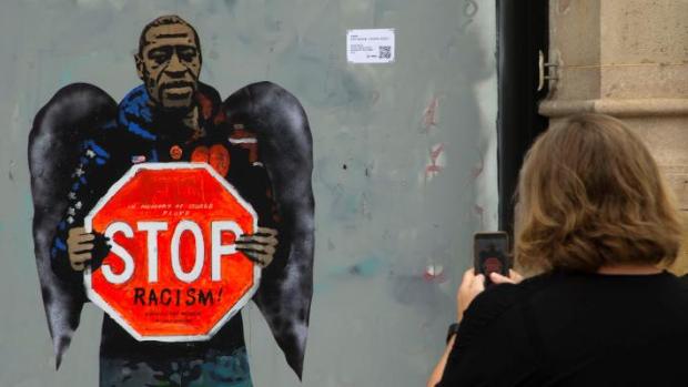 El artista callejero TVBoy rinde homenaje a George Floyd con un grafiti en el centro de Barcelona