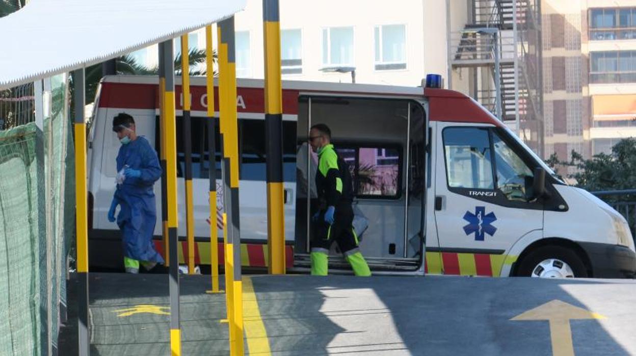 Una ambulancia en los servicios de Urgencias