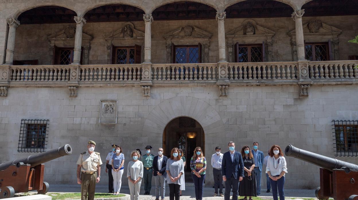 Imagen de archivo del minuto de silencio por víctimas de coronavirus en Palma