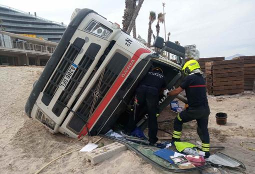 El conductor ha podido salir por sí mismo de la cabina del vehículo