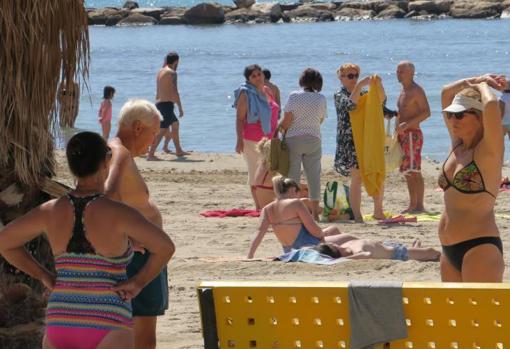 Zona concurrida este lunes en la playa del Postiguet de Alicante