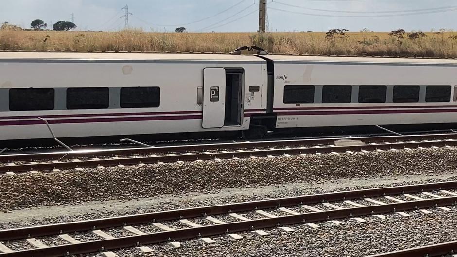 Así ha quedado el tren descarrilado en La Hiniesta (Zamora)