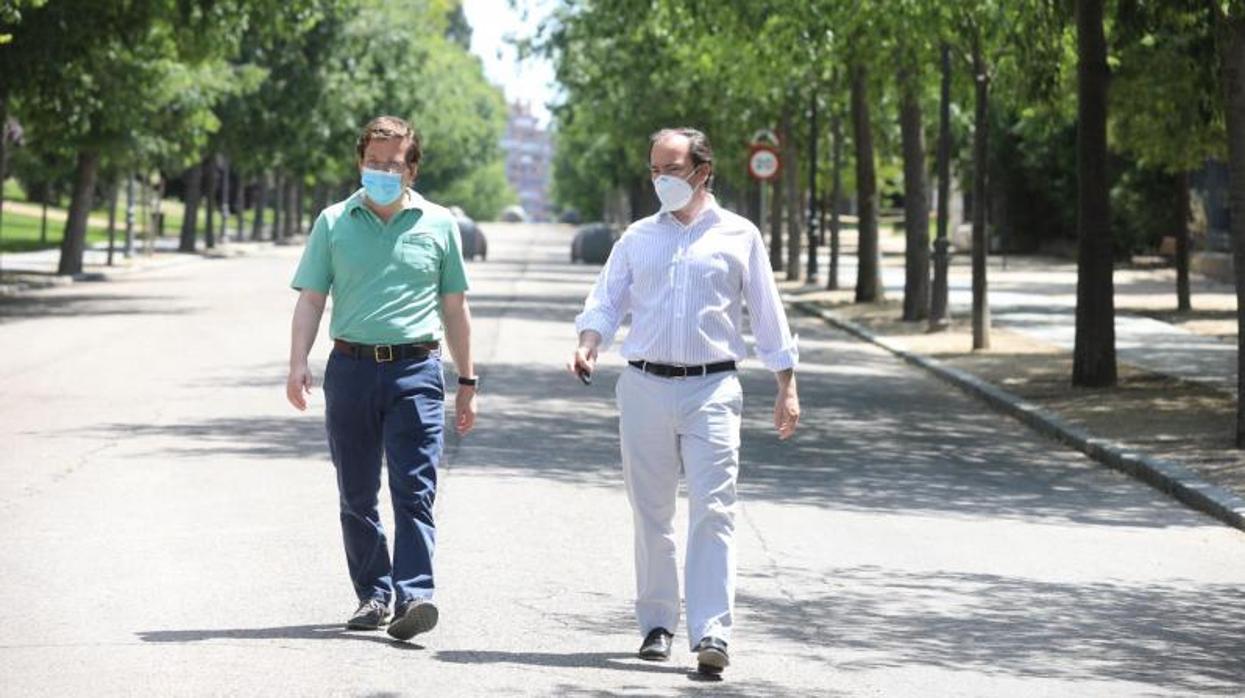 José Luis Martínez Almeida y Borja Carabante, en El Retiro