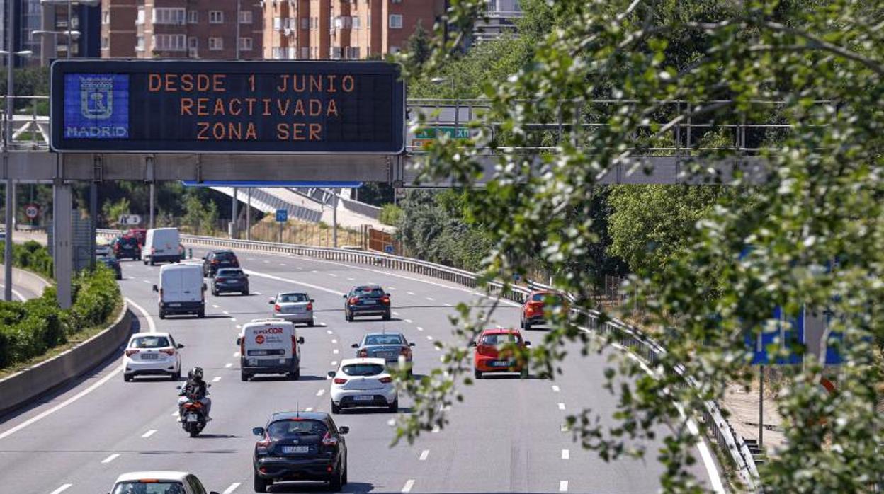 Los coches circulan por uno de los accesos a la M-30 durante la pandemia