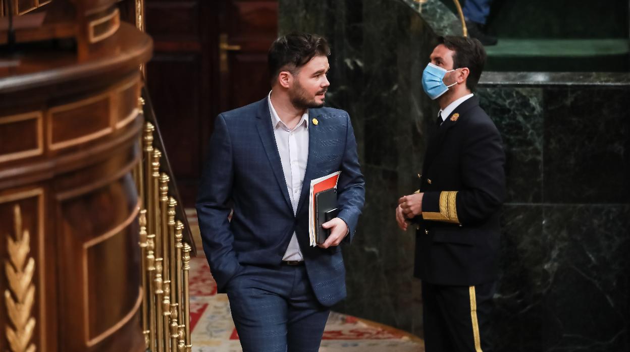 Gabriel Rufián mira a la bancada socialista, a su entrada en el hemiciclo