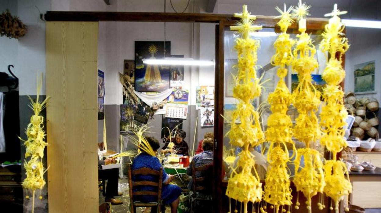 Taller artesano donde se preparan los tradicionales ramos de palma blanca para Semana Santa