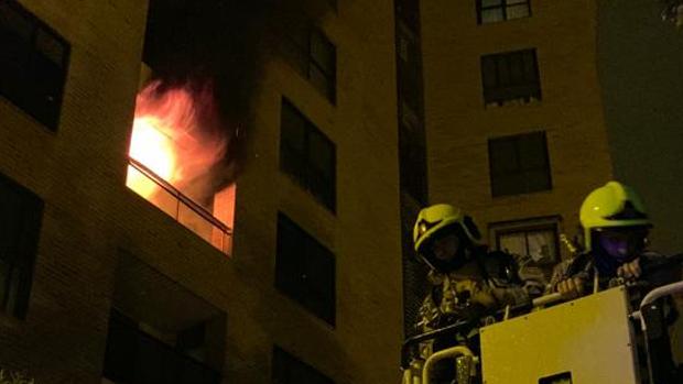 Un aparatoso incendio destruye una vivienda en Zaragoza en plena noche